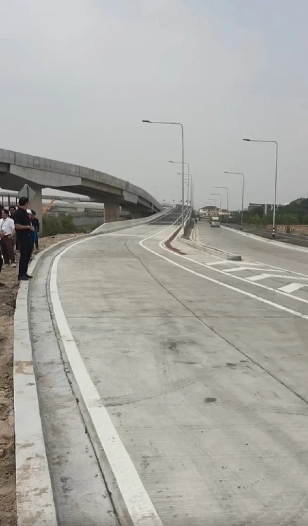 ทะเบียนรถคันแรก หลังผู้ว่าฯ ชัชชาติ ตะโกน “เอ้า…เปิด” เปิดถนนใหม่