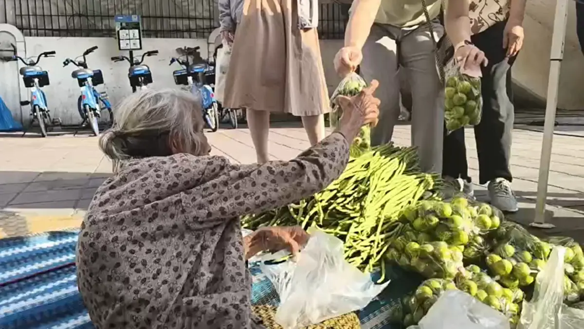 ใครจะคิด ยายขายผักสู้ชีวิต หลังไวรัลพลิกชะตา ได้ที่ขายใหม่แล้ว