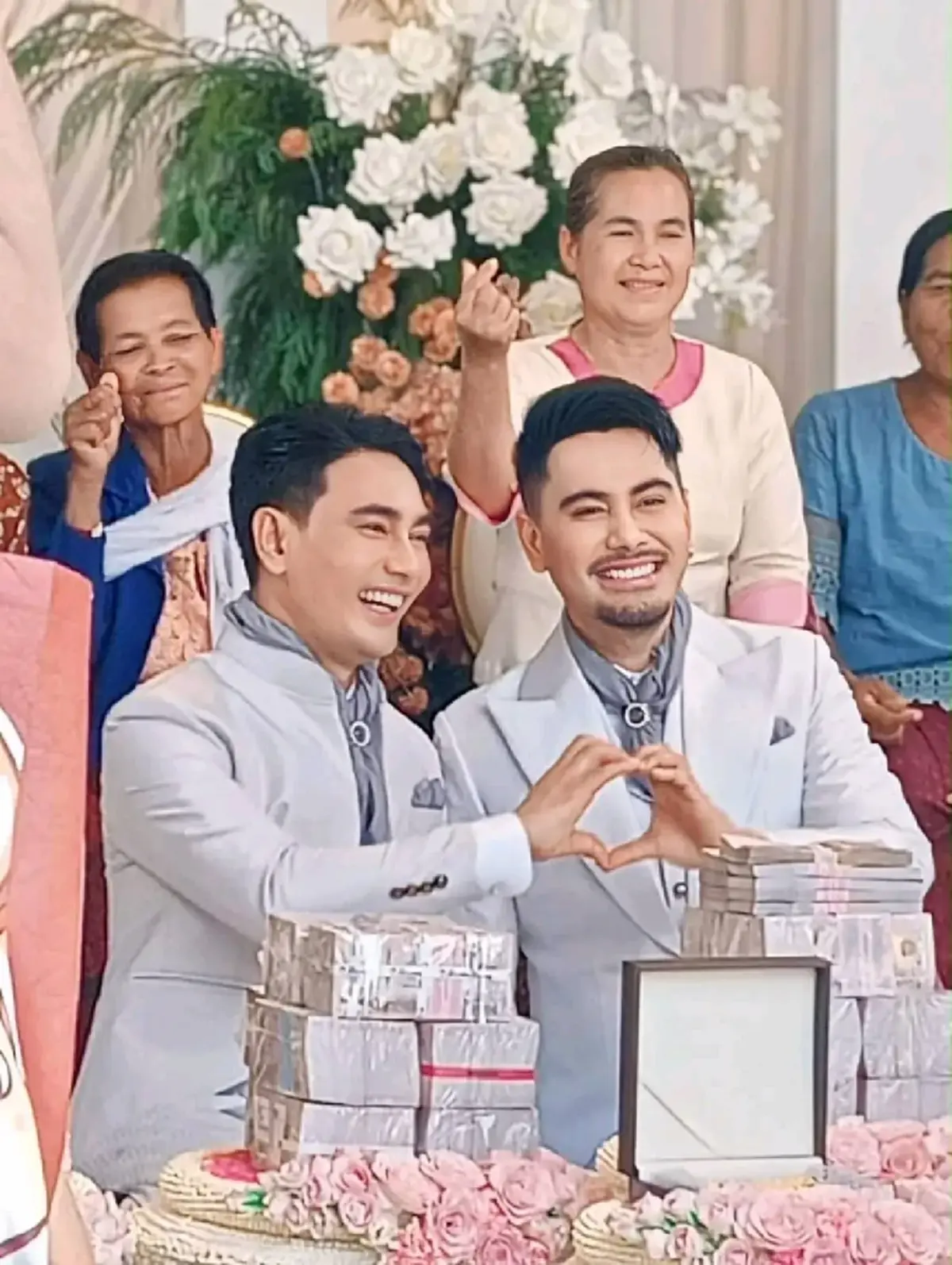 รู้อาชีพไม่แปลกใจ คู่รัก LGBTQ จัดงานแต่ง สินสอด 28 ล้าน ทอง 100 บาท