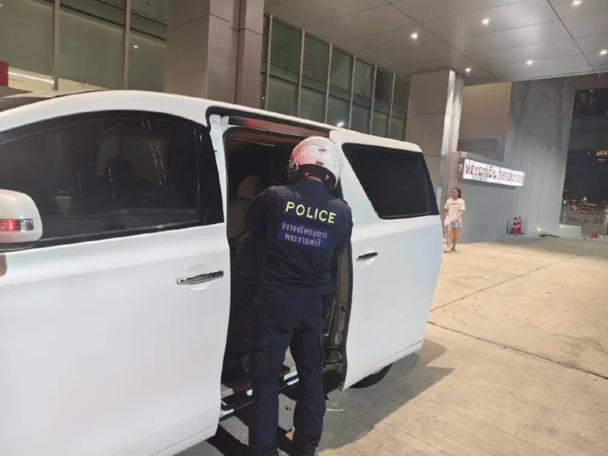 สาวสุดกลั้น เจ็บครรภ์บนมอเตอร์เวย์ ก่อนอั้นไม่ไหวคลอดทารกน้อย