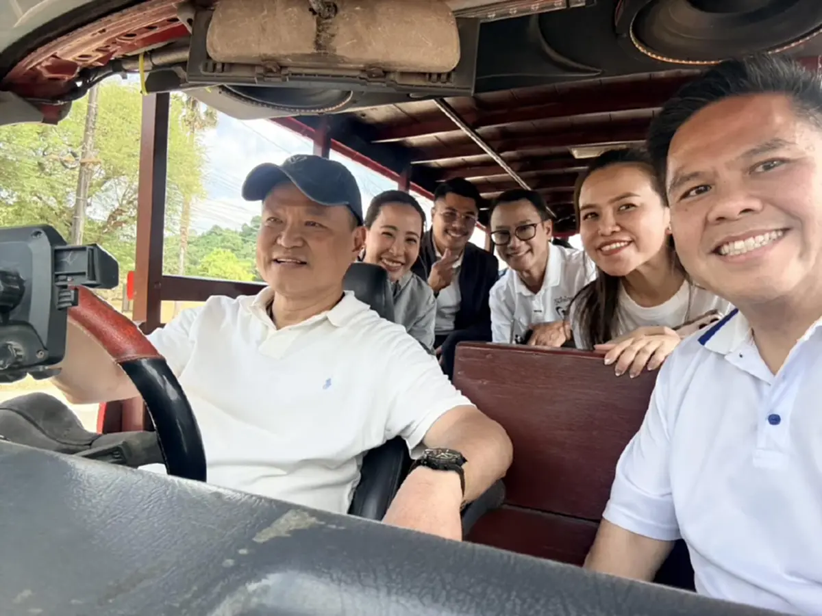 เลขทะเบียนรถสองแถวไม้แดง คันที่ "อนุทิน" นั่ง หลังไม้กลองโดนหน้า