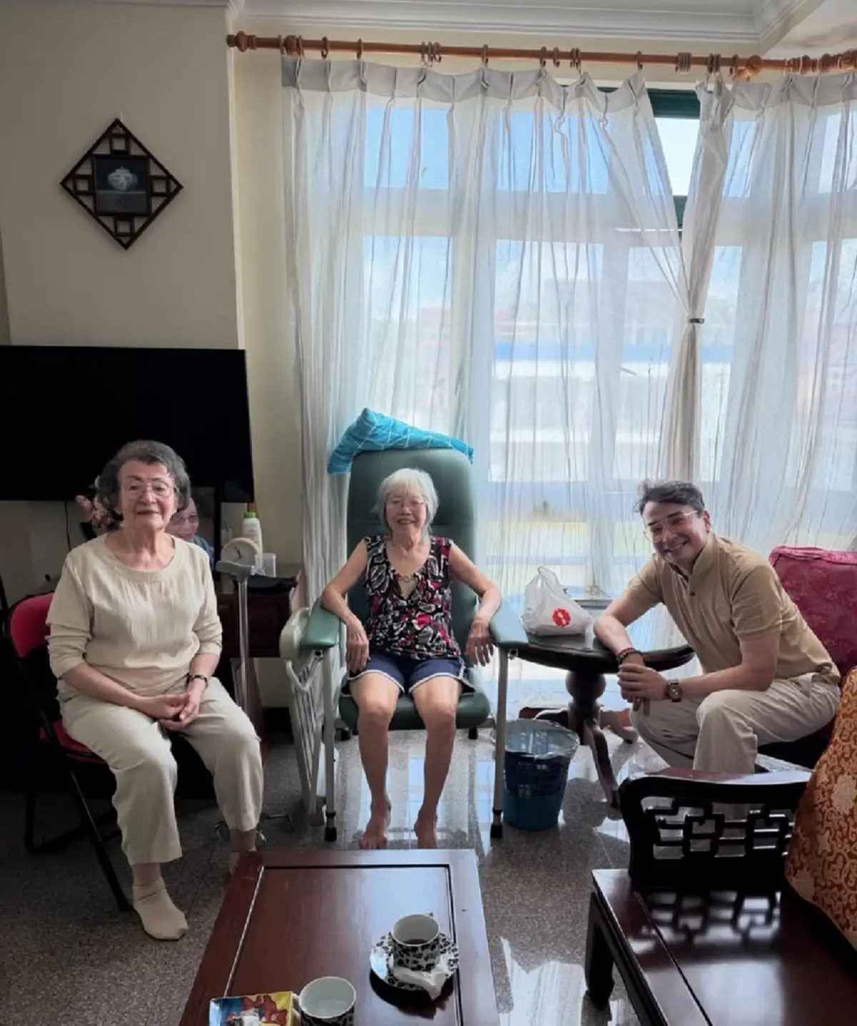 “นีโน่ เมทนี” ลงภาพคู่คุณแม่วัย 87 อดีตแอร์โฮสเตส ทำโซเชียลฮือฮา