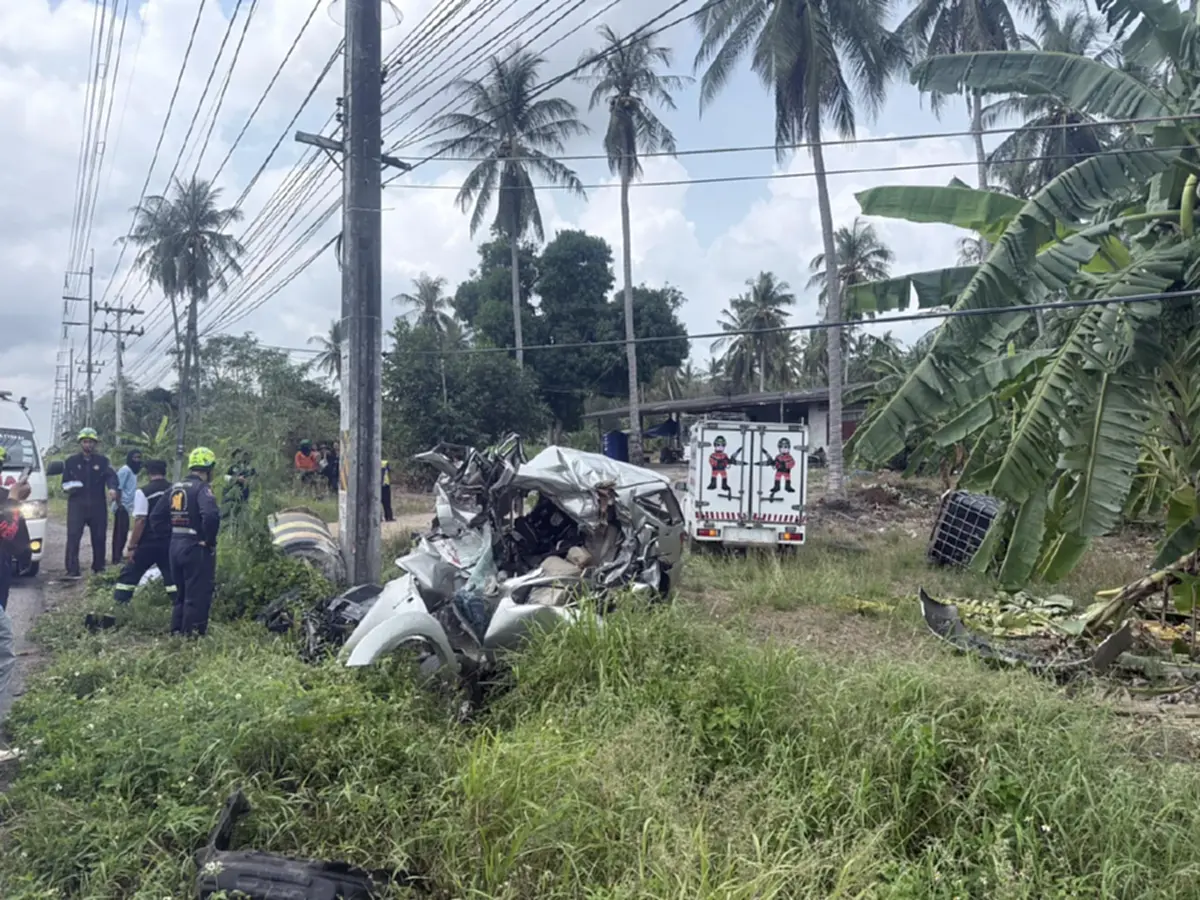 ดับสลด 4 ชีวิต ฟอร์จูนเนอร์เสียหลักชนเสาไฟ ทราบชื่อยิ่งน่าใจหาย