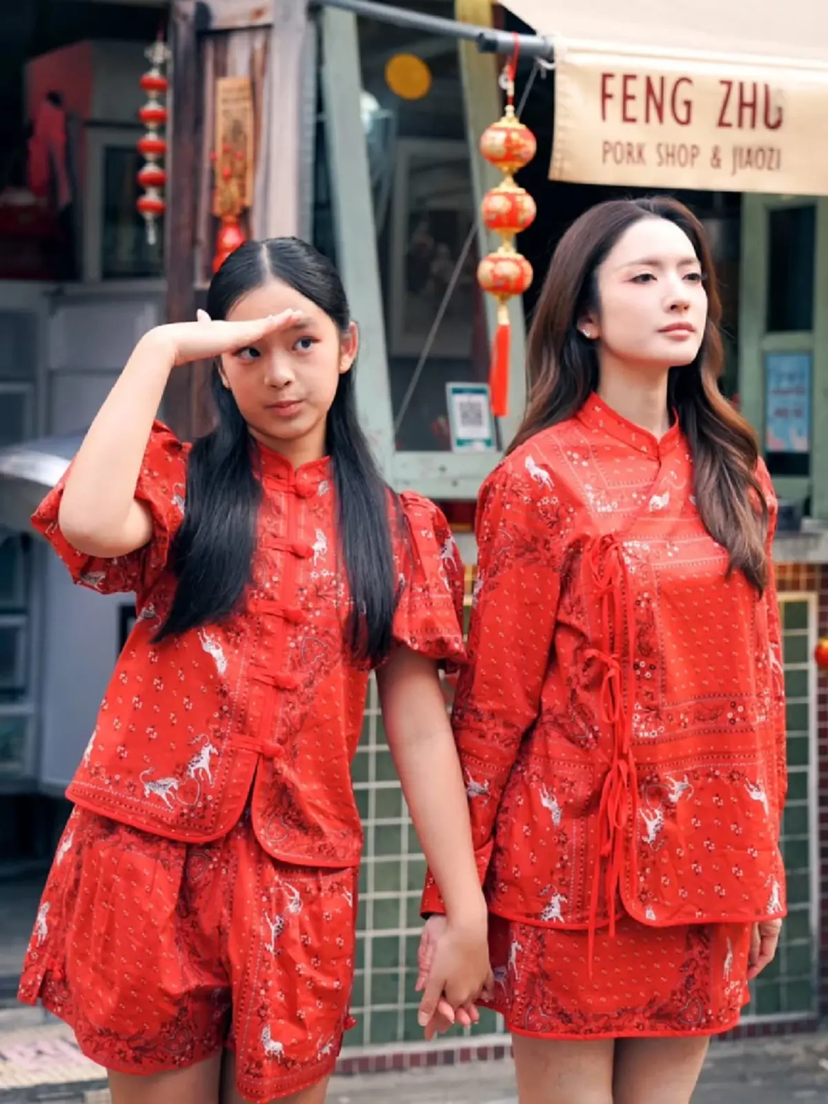 ออร่าพุ่งทั้งคู่! “น้องปีใหม่” ควง “แอฟ ทักษอร” ใส่ชุดจีน