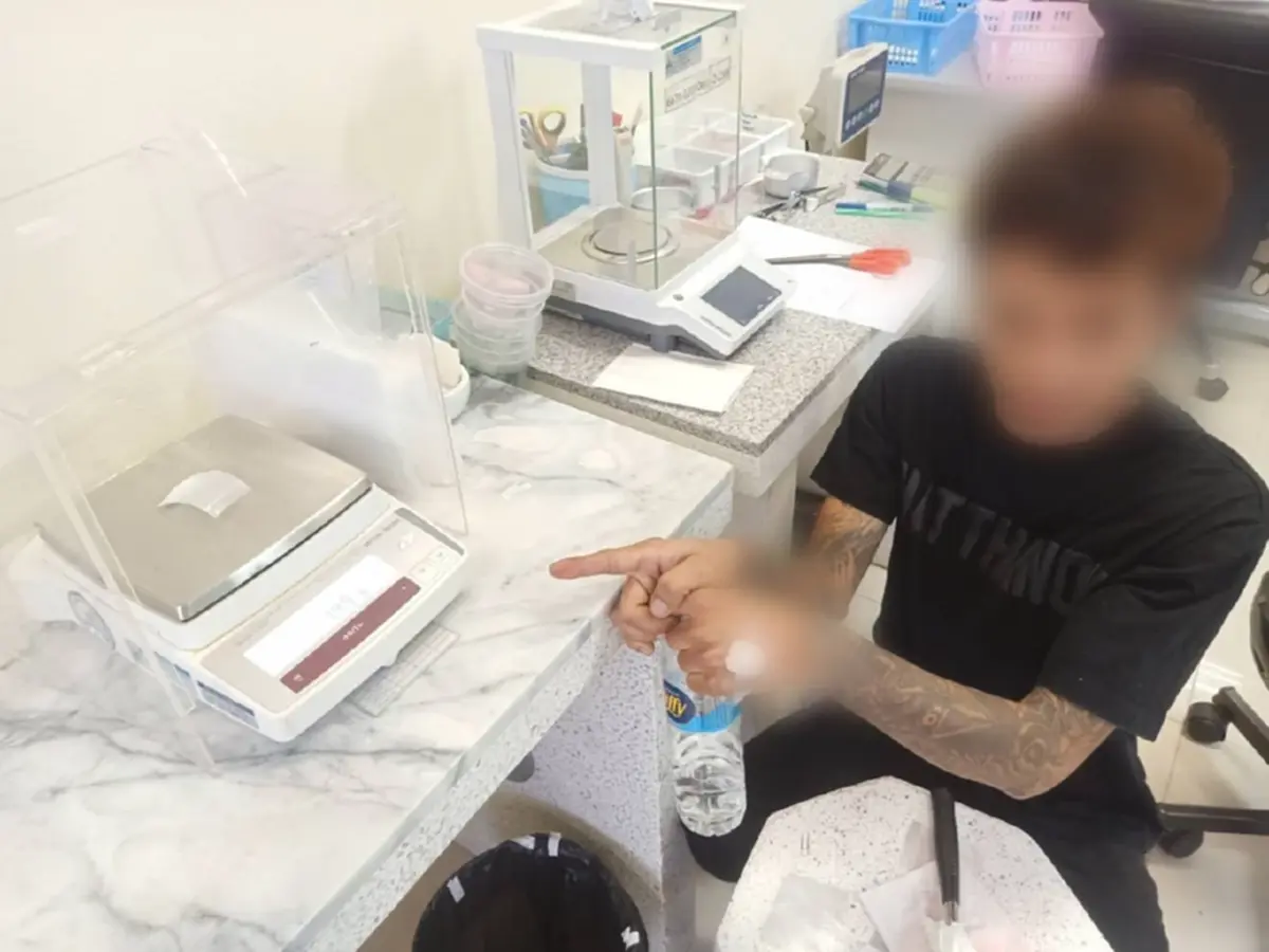 หมดสภาพ นักวิ่งลมกรด ทิ้งของหนีตำรวจ สุดท้ายนอนเป็นลม