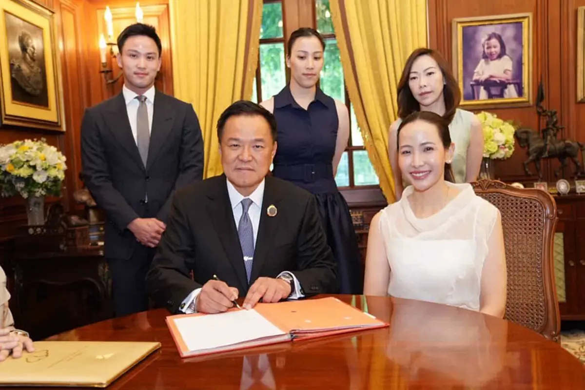 โฟกัสผิดจุด ลูกสาวอนุทิน ในวันที่พ่อจดทะเบียน สะดุดตาสาวข้างกาย