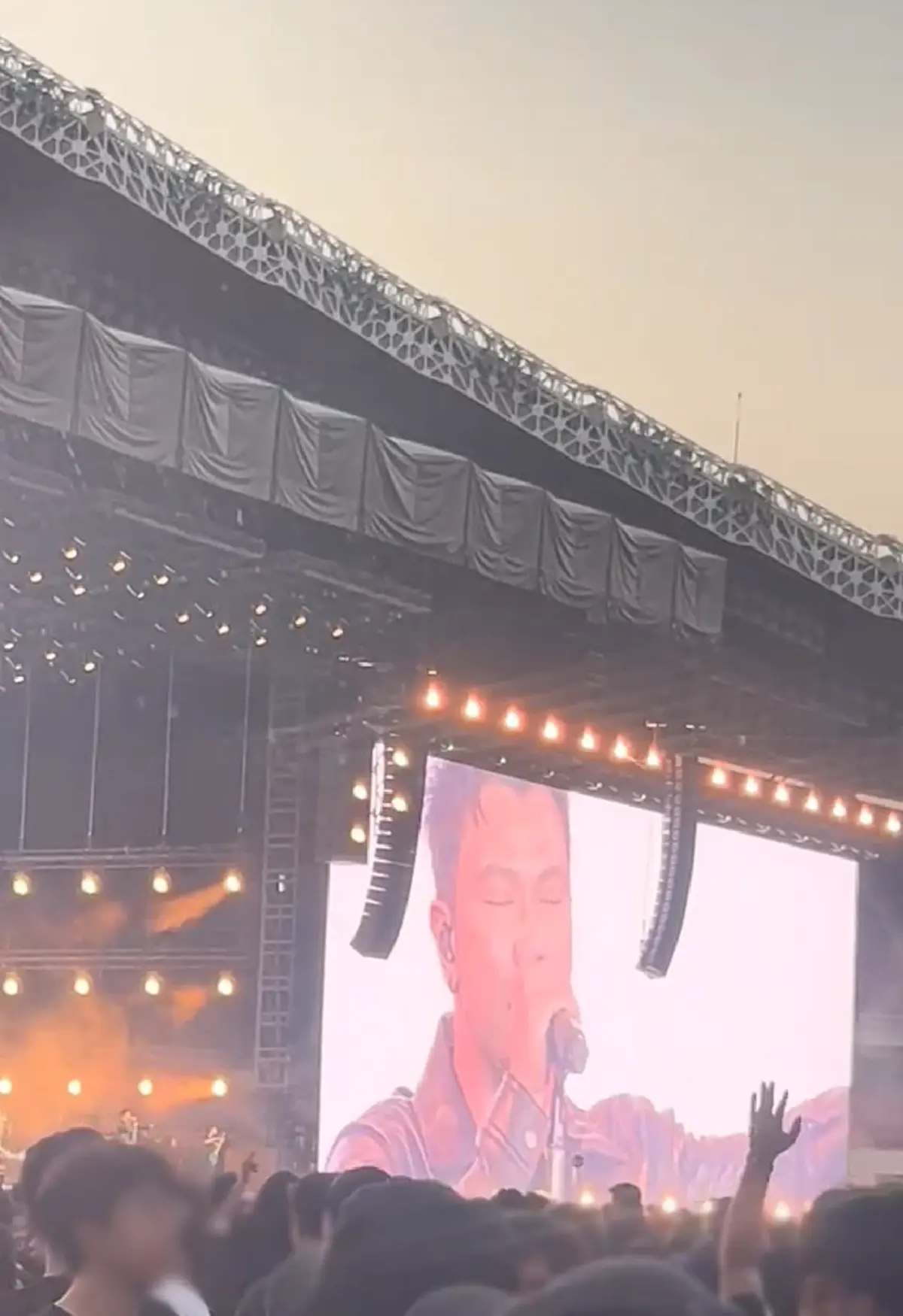 ดราม่าสนั่น หนุ่ม กะลา ขึ้นเวทีคอนเสิร์ต เจอคนดูตะโกนด่า ลุกหนี