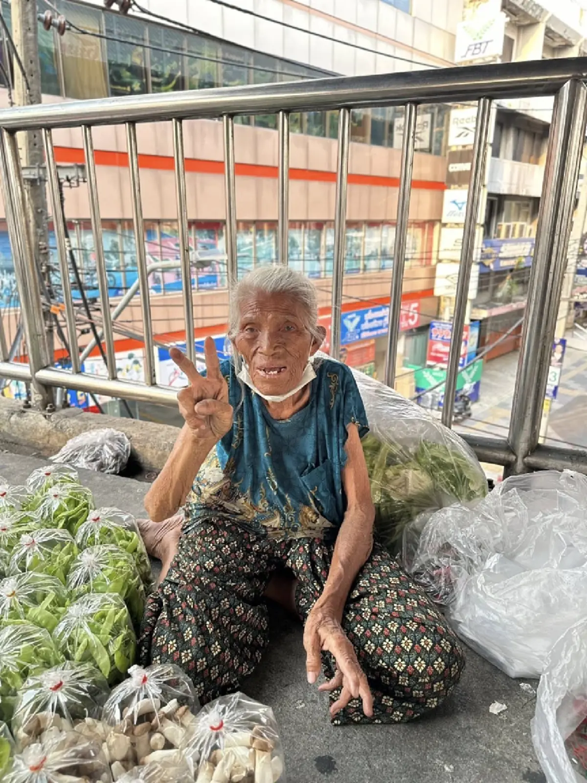 น้ำตาซึม เบื้องลึกชีวิตคุณยายขายผัก รู้แล้วยิ่งสงสาร