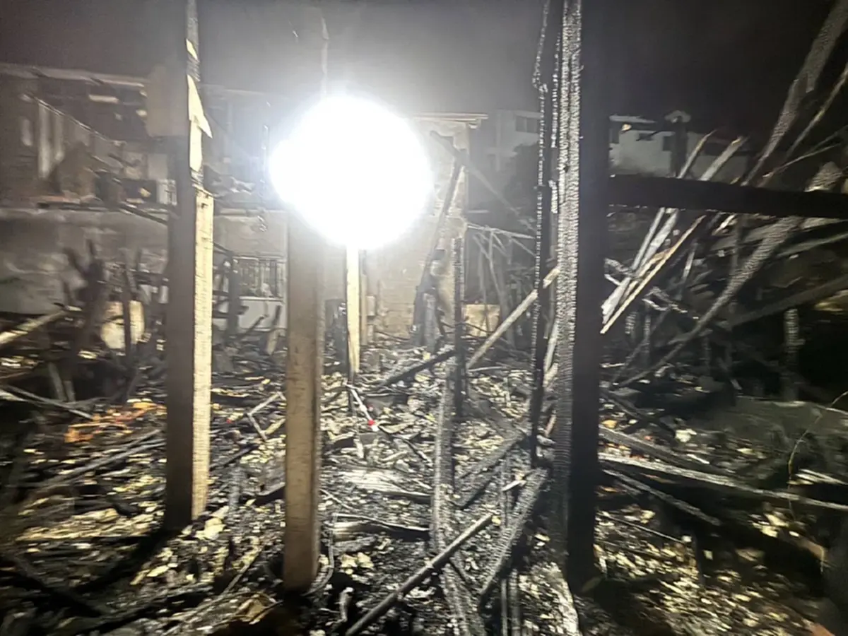 สลดกลางดึก ไฟไหม้บ้าน สามีพยายามฝ่าเปลวเพลิงช่วยภรรยา แต่ไม่ทัน