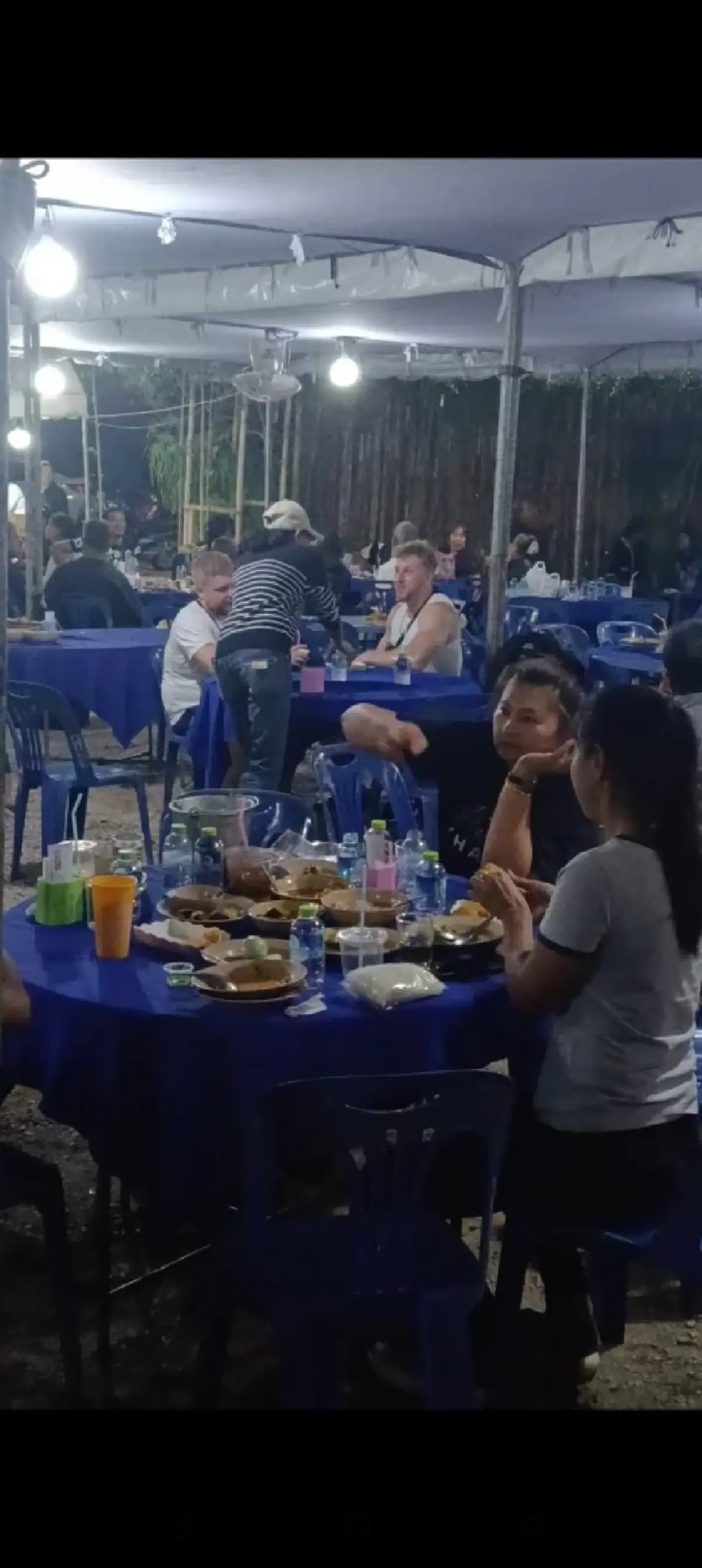 ฝรั่งมั่วบ้านงาน นึกว่าร้านบุฟเฟ่ต์ เจอน้ำใจคนไทยทำชาวเน็ตใจฟู