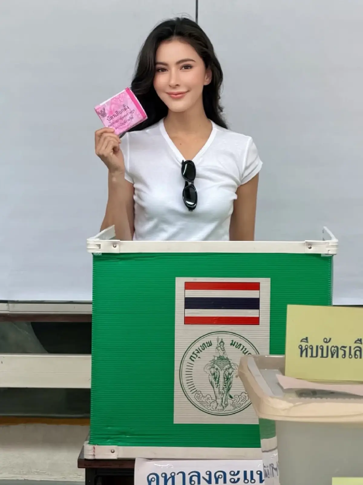 เอ็นดู “ศรีริต้า” ควงสามีเข้าคูหา ช็อตยกมือไหว้ก่อนหย่อนบัตร