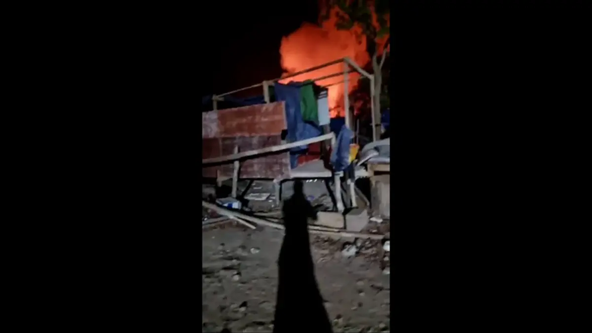 เกิดเหตุไฟไหม้แคมป์แรงงานเขมรกลางดึก ก่อนกล่าวอ้างทหารไทยทำ