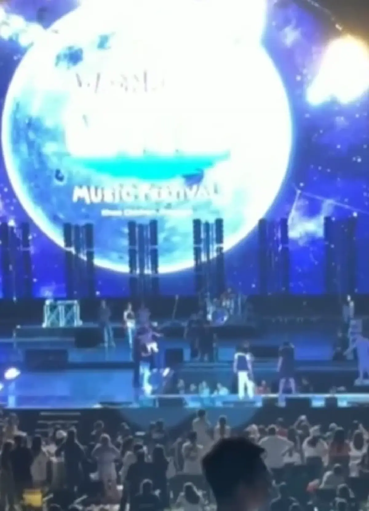 หาม "ตัน อิชิตัน" ส่ง รพ.ด่วน หลังพลัดตกเวทีคอนเสิร์ตสูง 2 เมตร