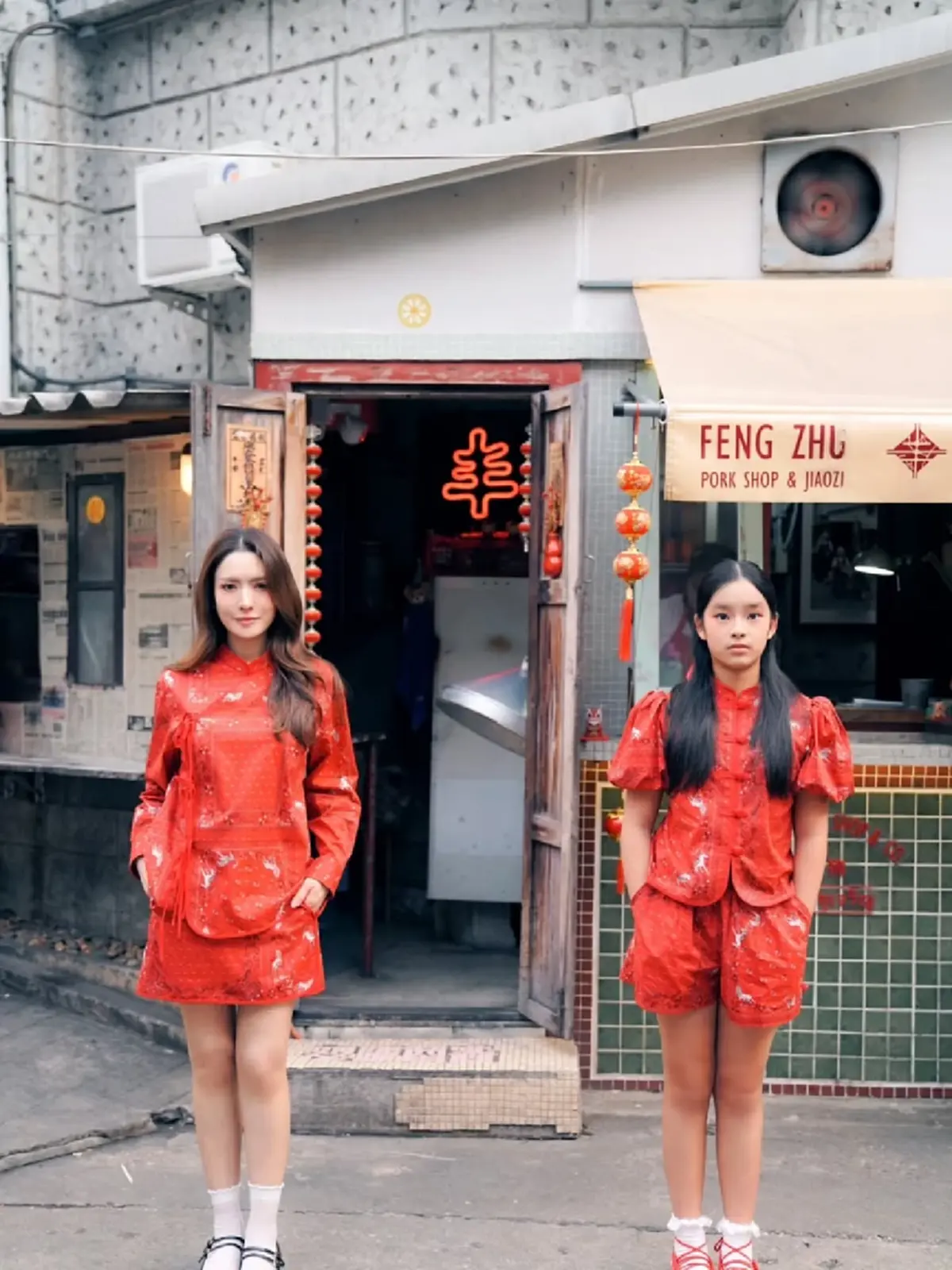 ออร่าพุ่งทั้งคู่! “น้องปีใหม่” ควง “แอฟ ทักษอร” ใส่ชุดจีน