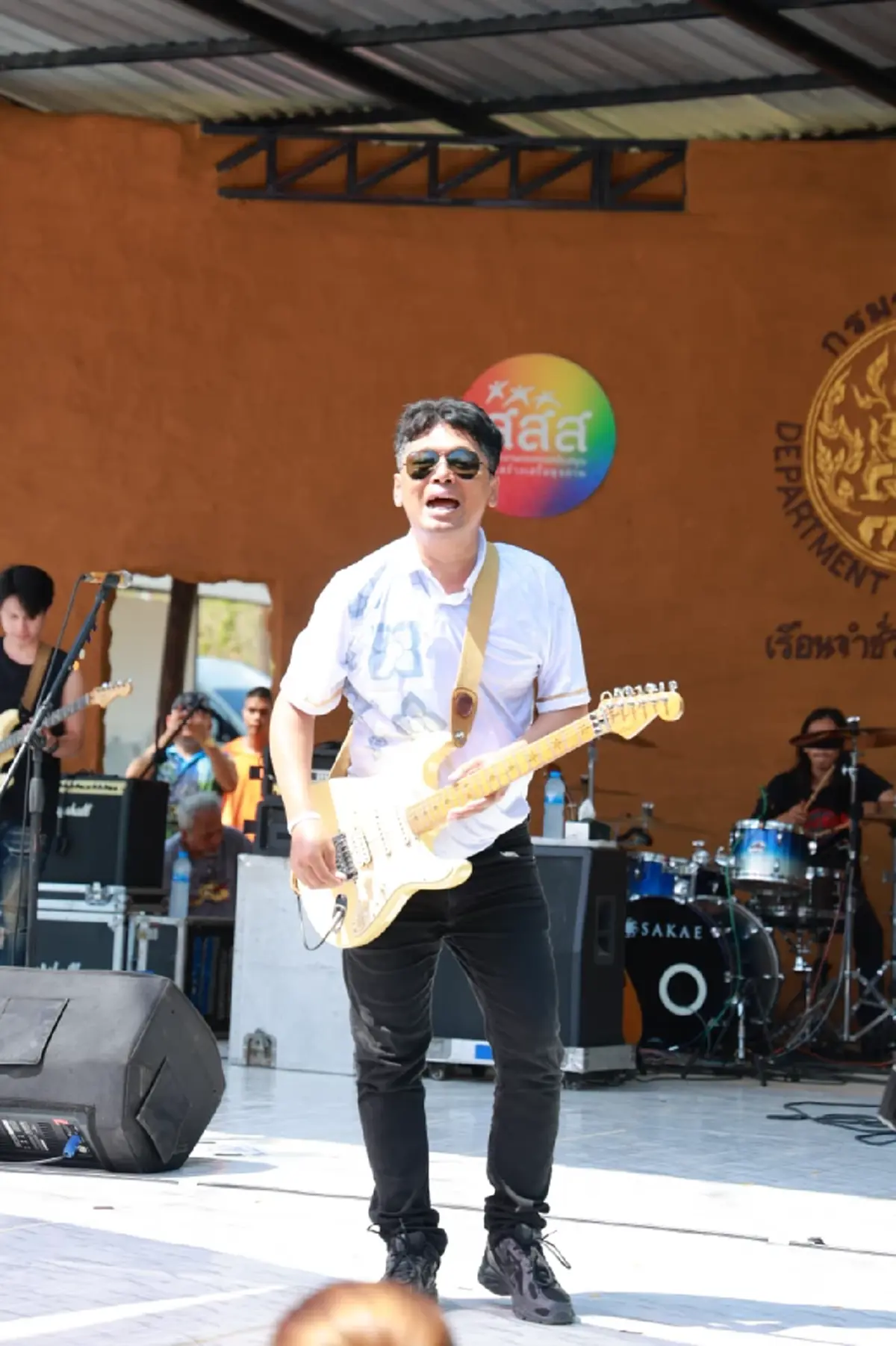 เปิดภาพ "เสก โลโซ" ร็อกสะเทือนเรือนจำ ก่อนโชว์ใหญ่งานเขาวัง