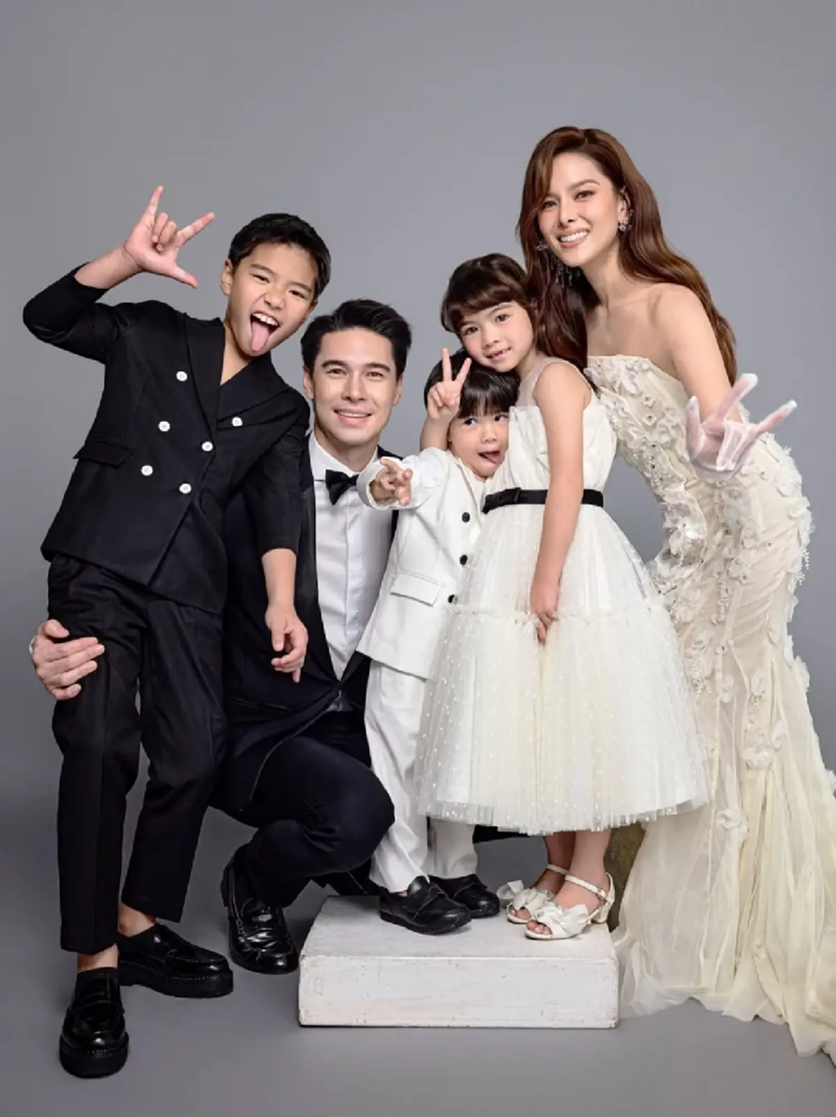 หล่อสวยยกบ้าน! ครอบครัว “แมทธิว ดีน-ลีเดีย” ถ่ายภาพพร้อมหน้าลูกๆ