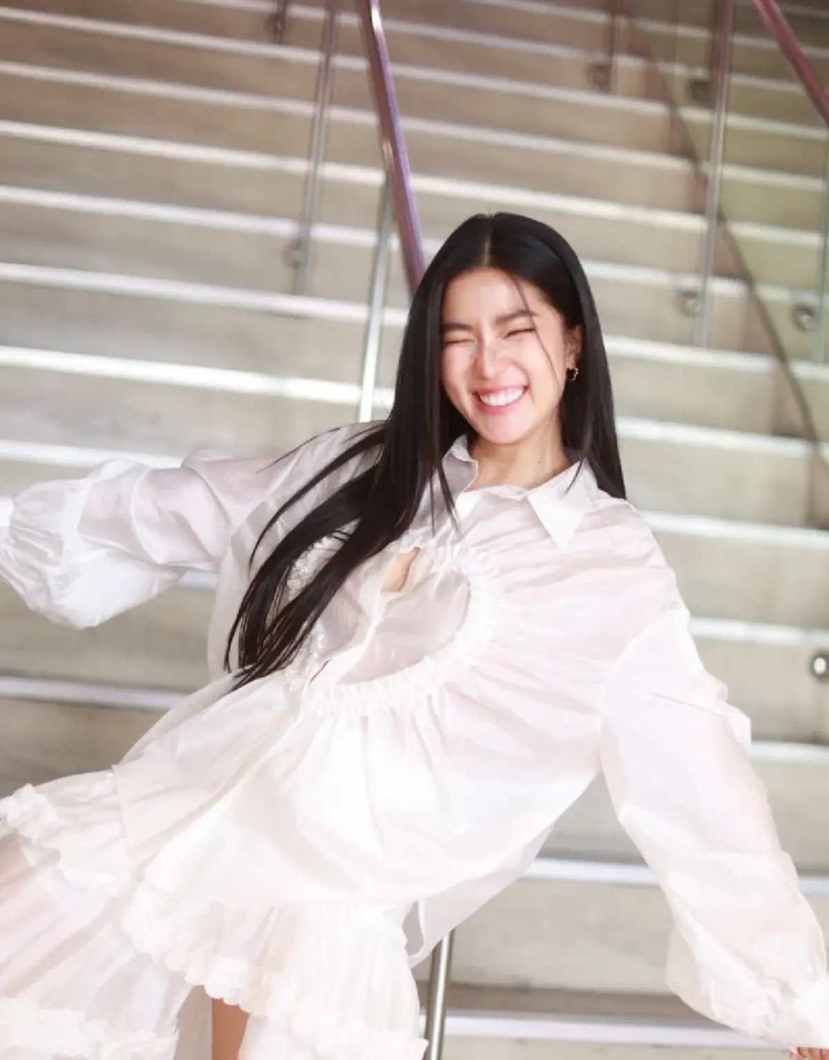 หลุดภาพ "ทิม พิธา" ควงดาราดัง เที่ยวต่างประเทศ แฟนคลับลุ้นเปิดตัว