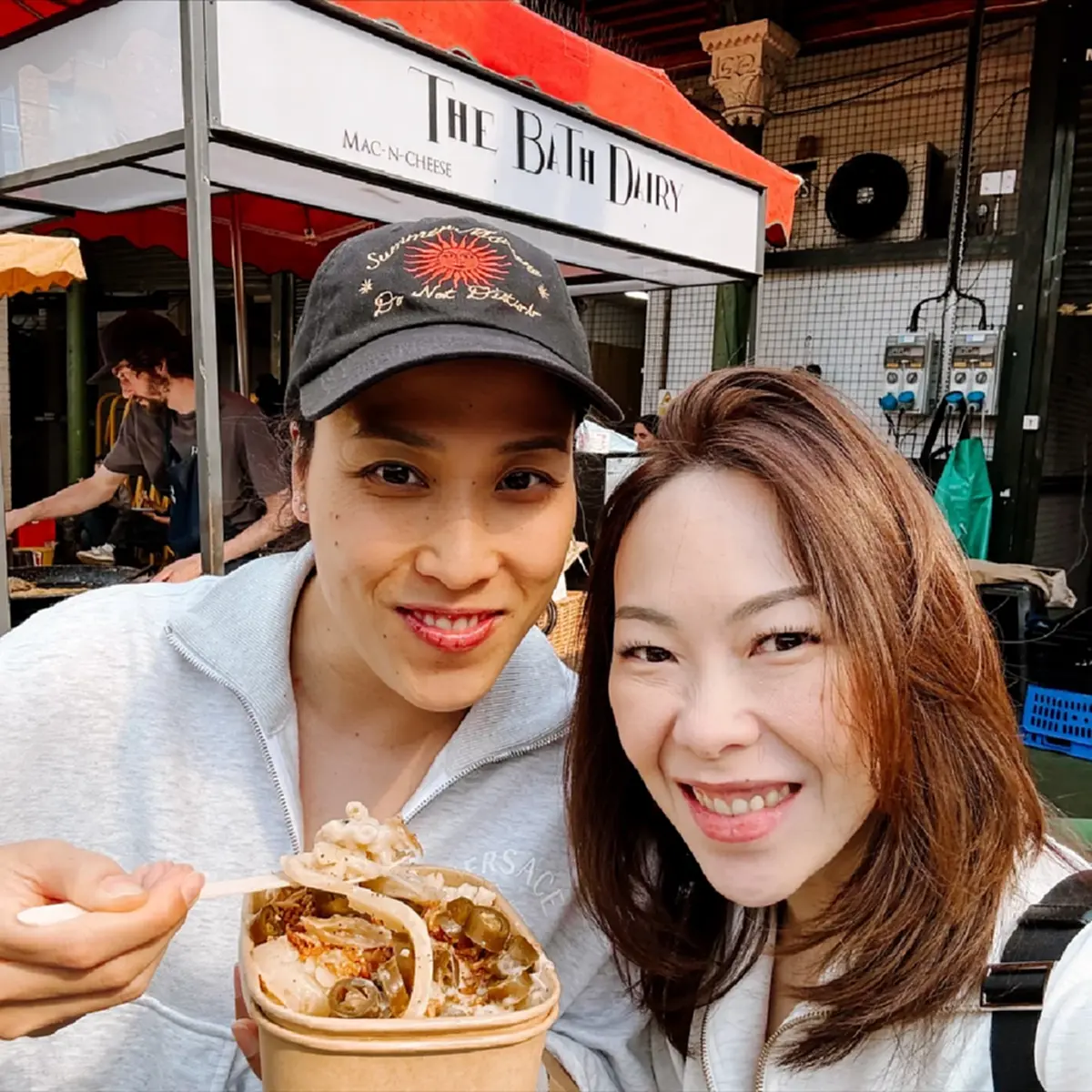 โฟกัสผิดจุด ลูกสาวอนุทิน ในวันที่พ่อจดทะเบียน สะดุดตาสาวข้างกาย