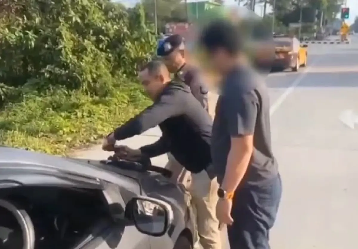 ล่ากลางถนน จับ บอส ท่าทอง ป้ายขูด เปิดรถเจอปืน ก่อนโป๊ะคดีติดตัว