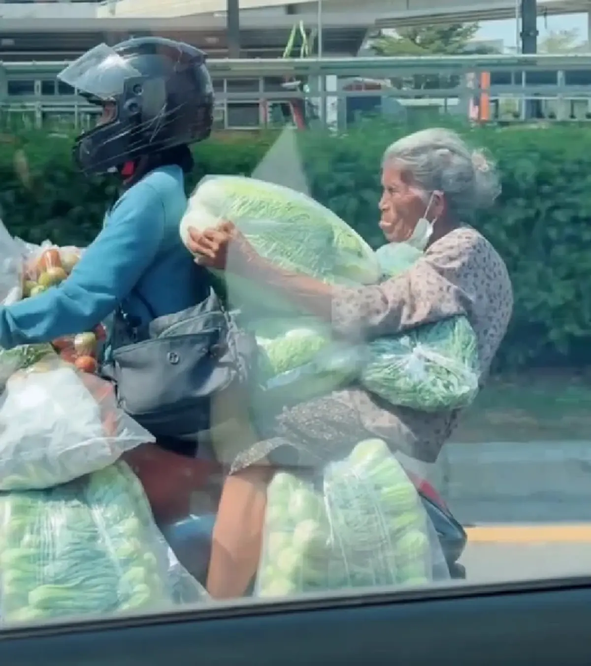 น้ำตาซึม เบื้องลึกชีวิตคุณยายขายผัก รู้แล้วยิ่งสงสาร