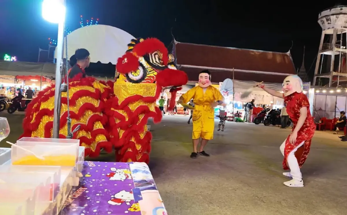 หนุ่มโดนสิงโตงับ ใครเห็นก็ว่า น่ารัก ความจริงไม่ใช่อย่างที่คิด