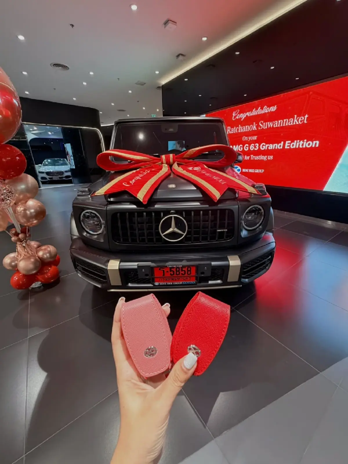 เจนนี่ รัชนก รับรถหรูป้ายแดง แฟนๆ แห่ชมเลขทะเบียนสวย