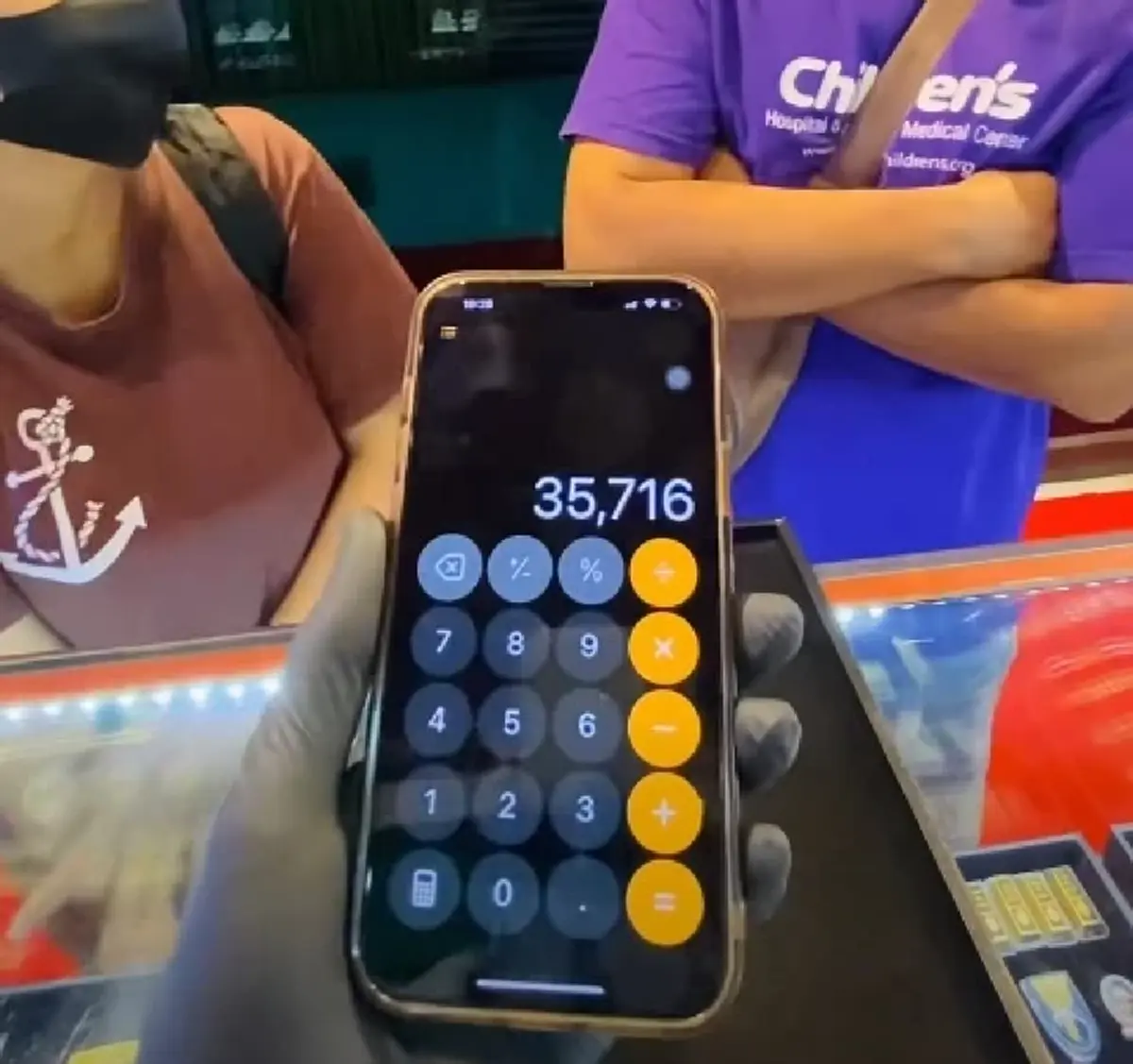 หนุ่มทอดแห เจอ ทองโบราณ ให้ช่างหลอมพิสูจน์ รู้มูลค่าแล้วตกใจ