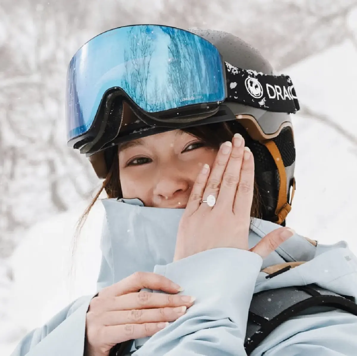 เซอร์ไพรส์ นักร้องสาวดัง ถูกแฟนหนุ่ม คุกเข่าขอแต่งงานกลางหิมะ