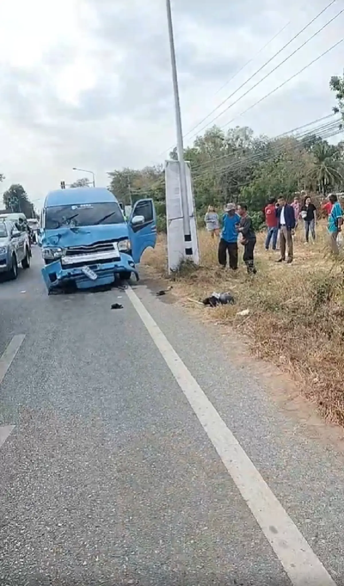 รถตู้คณะหมอลำชื่อดังพุ่งชนมอเตอร์ไซค์ น่าเศร้ามีผู้เสียชีวิต