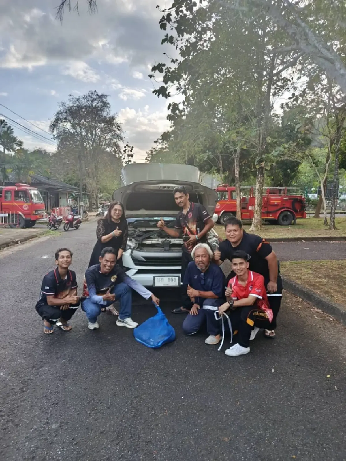 ส่องทะเบียนรถ งูจงอาง ชูคอแผ่แม่เบี้ยหราหน้ารถ 4 ชม. กว่าจะจับได้