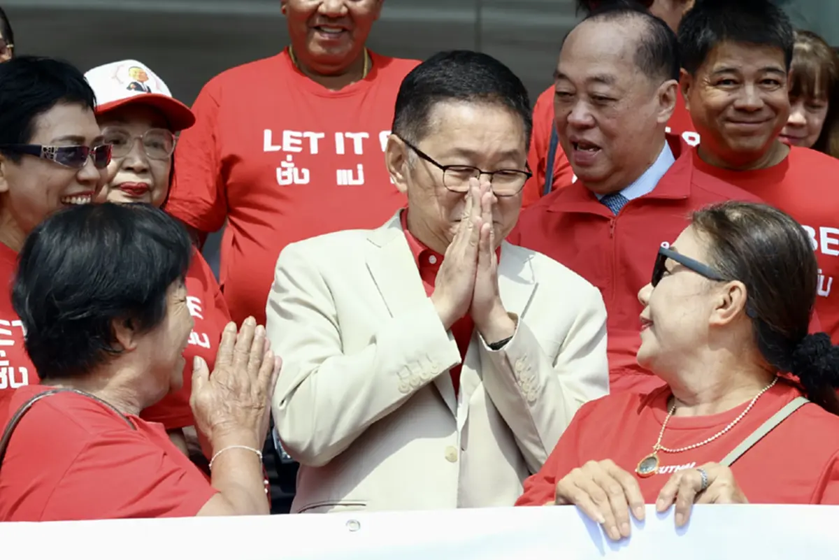 มวลชนคนเสื้อแดงรวมพลังหน้าเพื่อไทย หนุนพรรคร่วมรัฐบาลใหม่