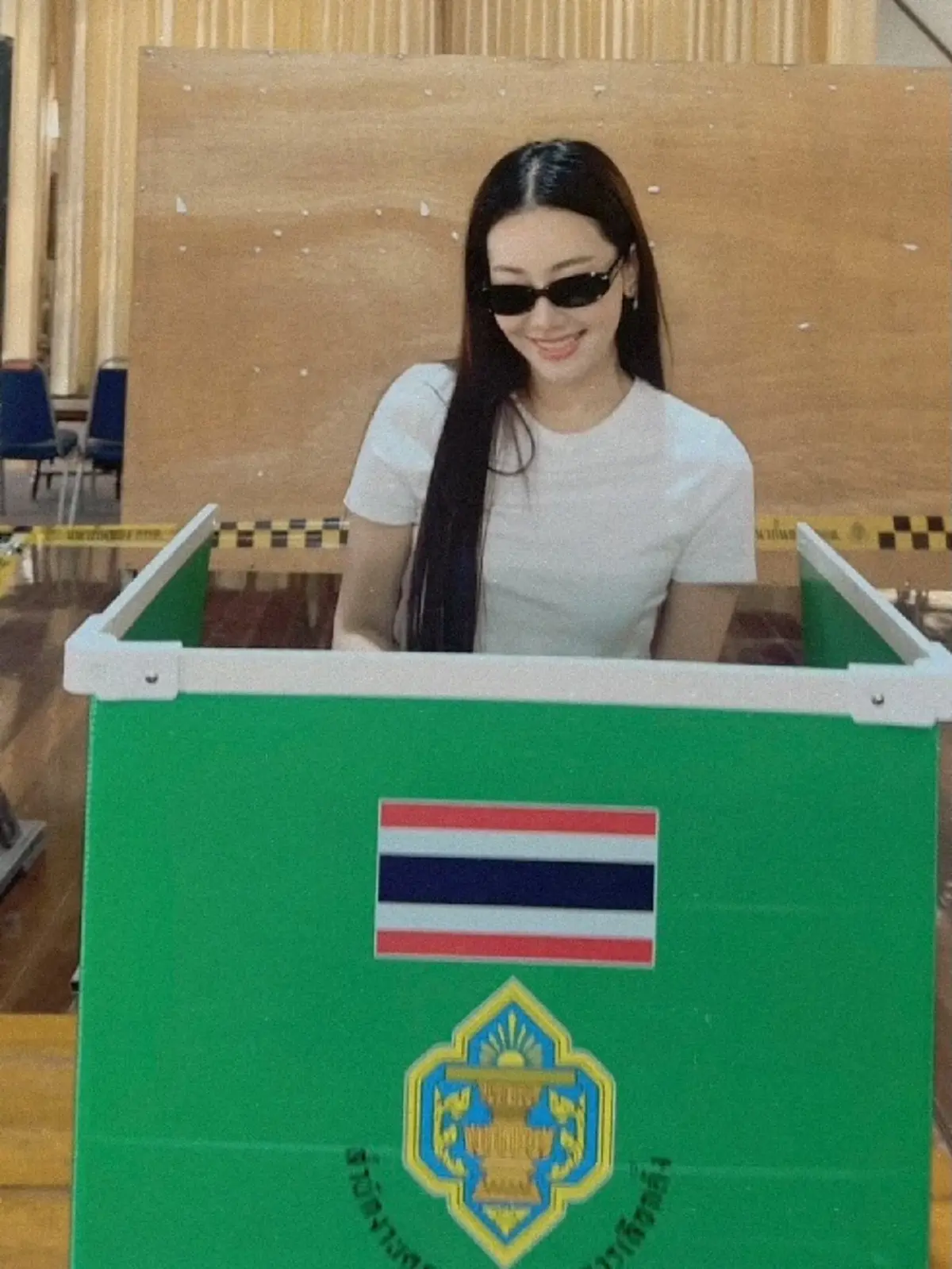 สะกดทุกสายตา “นุ่น วรนุช” ลุคออกมาใช้สิทธิ เข้าคูหาเลือกตั้ง