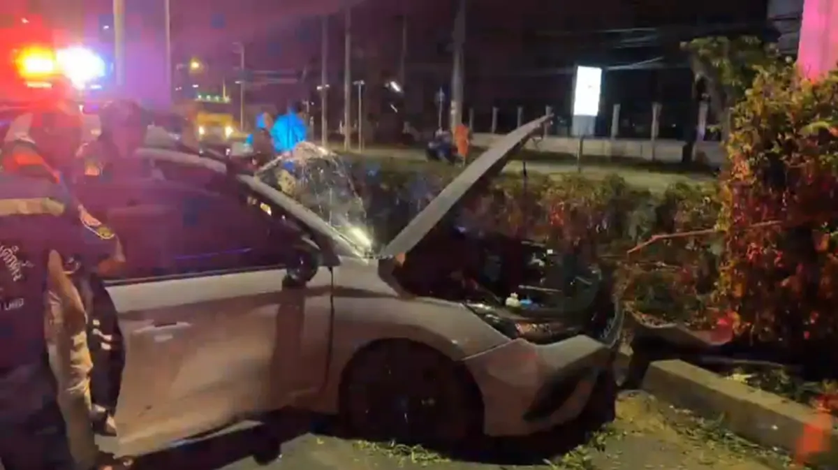 ครูสาว ขับเก๋งเฉี่ยวแท็กซี่ เสียหลักพุ่งข้ามเกาะกลาง ฟาดตอม่อ BTS