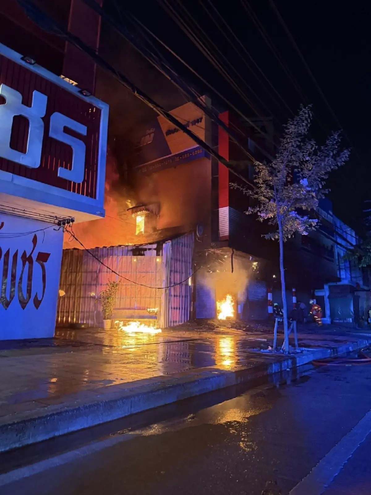 ระทึกกลางดึก ไฟไหม้ร้านยางรถยนต์ ริมถนนงามวงศ์วาน วอดทั้งหลัง
