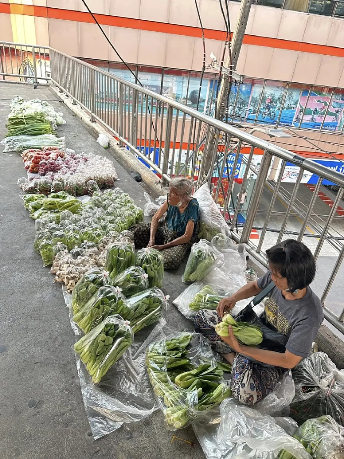 ยายยอดนักสู้ ขนผักนั่งมอเตอร์ไซค์ ชาวเน็ตเห็นจำได้เมนต์สนั่น