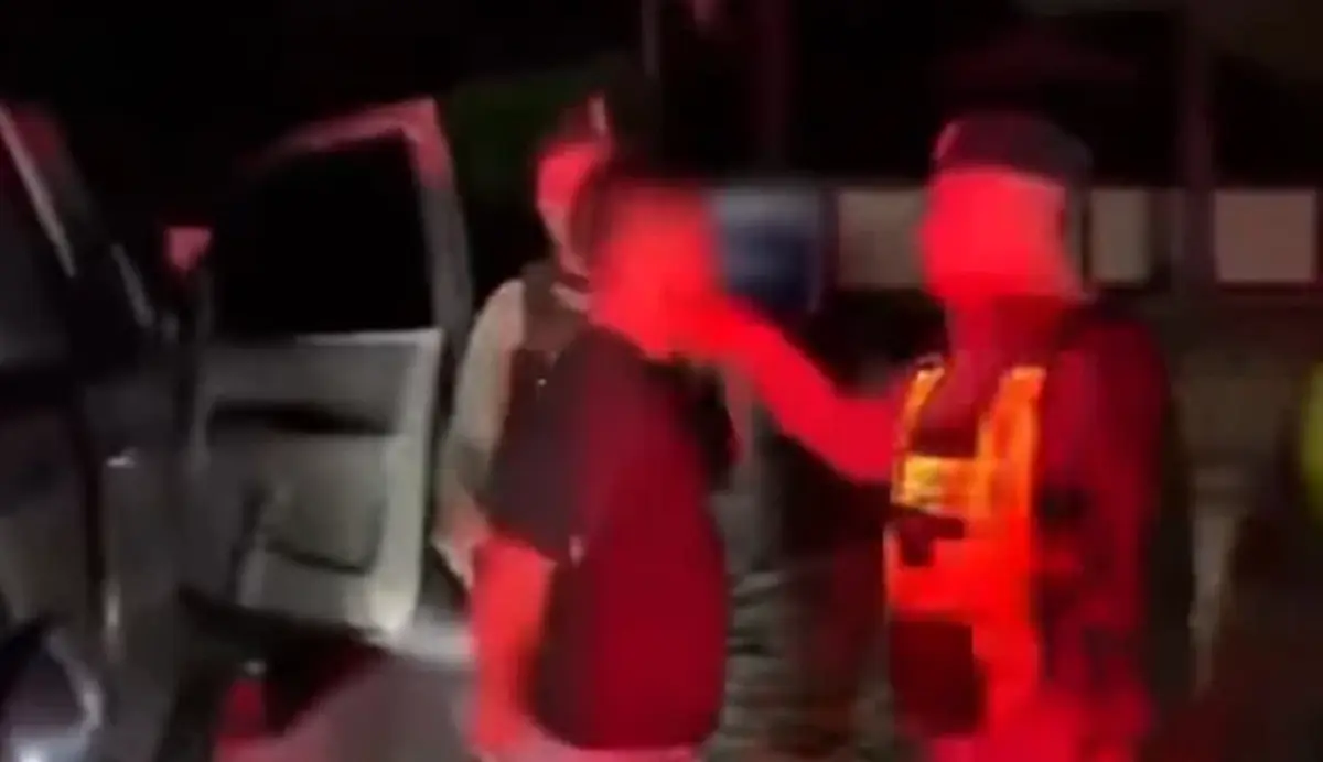 รวบหนุ่มคลั่งยาแหกด่าน ไล่ล่าระทึกกว่า 10 กม. ยึดยาบ้าเกือบ 4 พันเม็ด