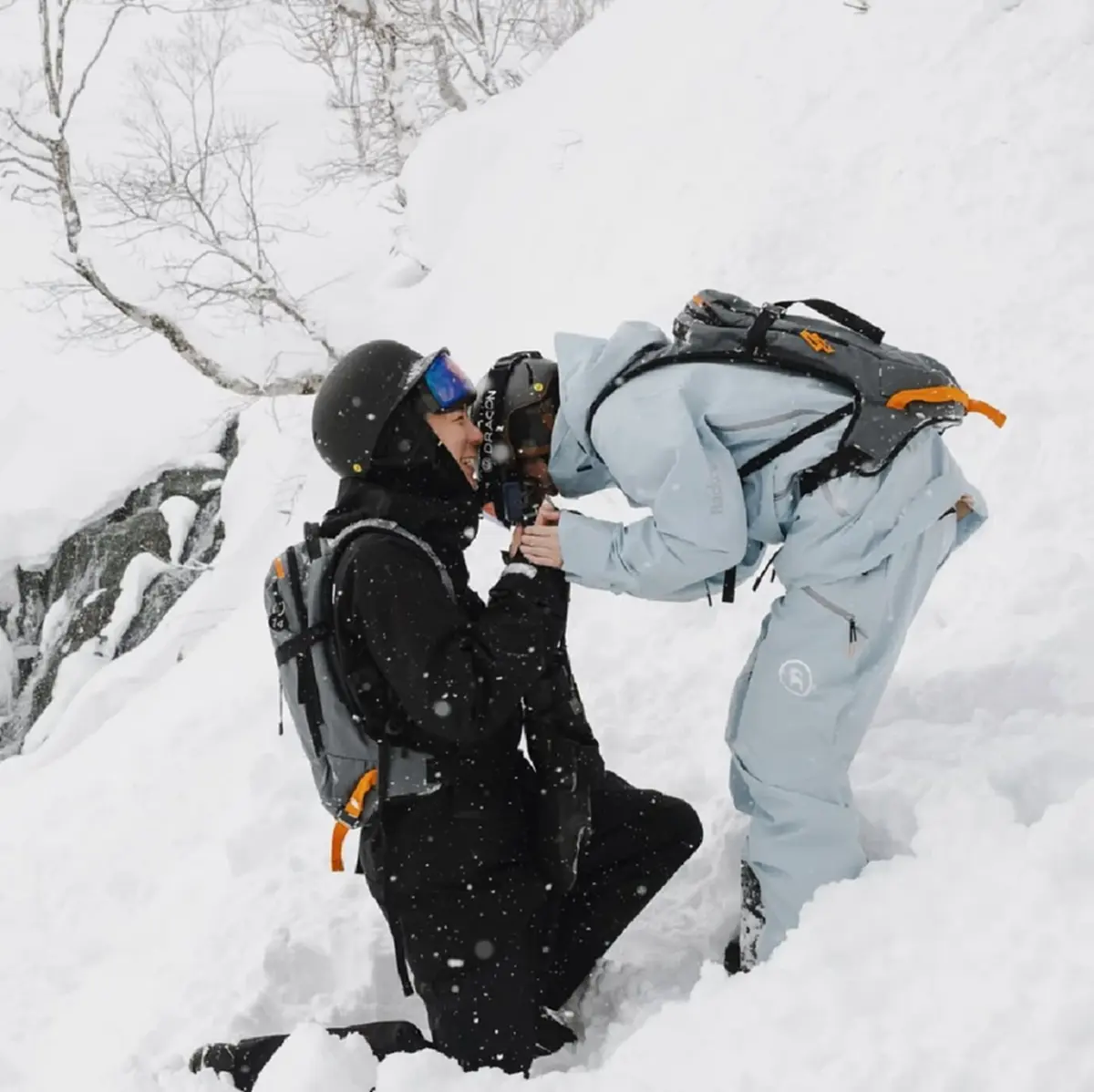 เซอร์ไพรส์ นักร้องสาวดัง ถูกแฟนหนุ่ม คุกเข่าขอแต่งงานกลางหิมะ