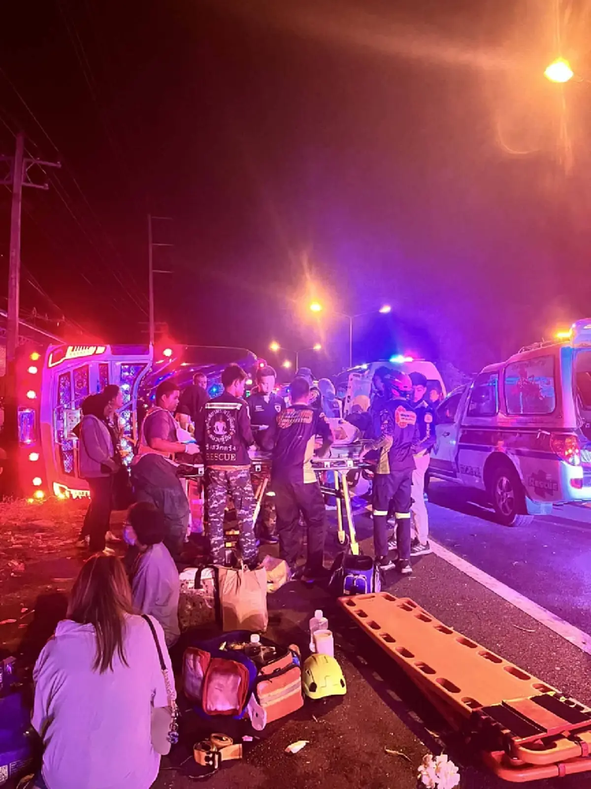 เลขทะเบียนรถทัวร์พลิกคว่ำ คนขับเสียขา - ผู้โดยสารรอดปาฏิหาริย์