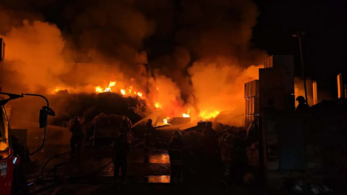 ระทึก! ไฟไหม้โรงงานยางกระทุ่มแบนวอดหลายสิบล้าน ควันดำท่วมฟ้า