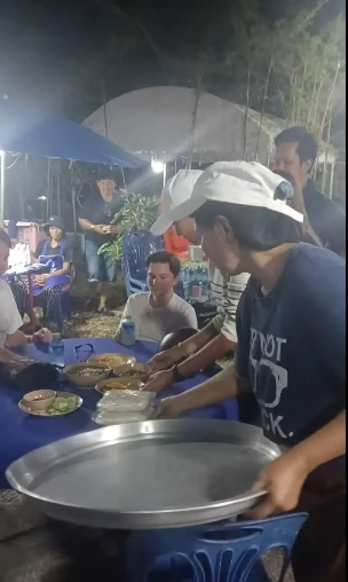 ฝรั่งมั่วบ้านงาน นึกว่าร้านบุฟเฟ่ต์ เจอน้ำใจคนไทยทำชาวเน็ตใจฟู