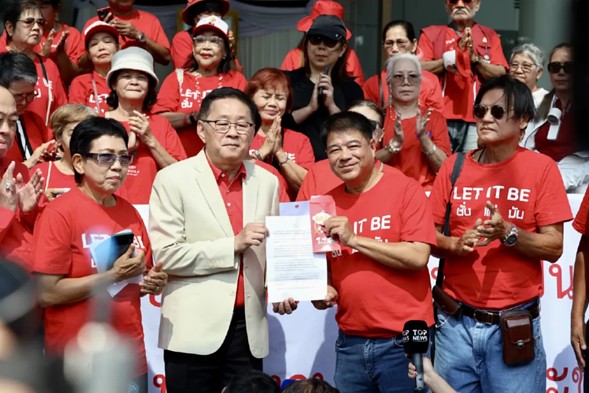 มวลชนคนเสื้อแดงรวมพลังหน้าเพื่อไทย หนุนพรรคร่วมรัฐบาลใหม่