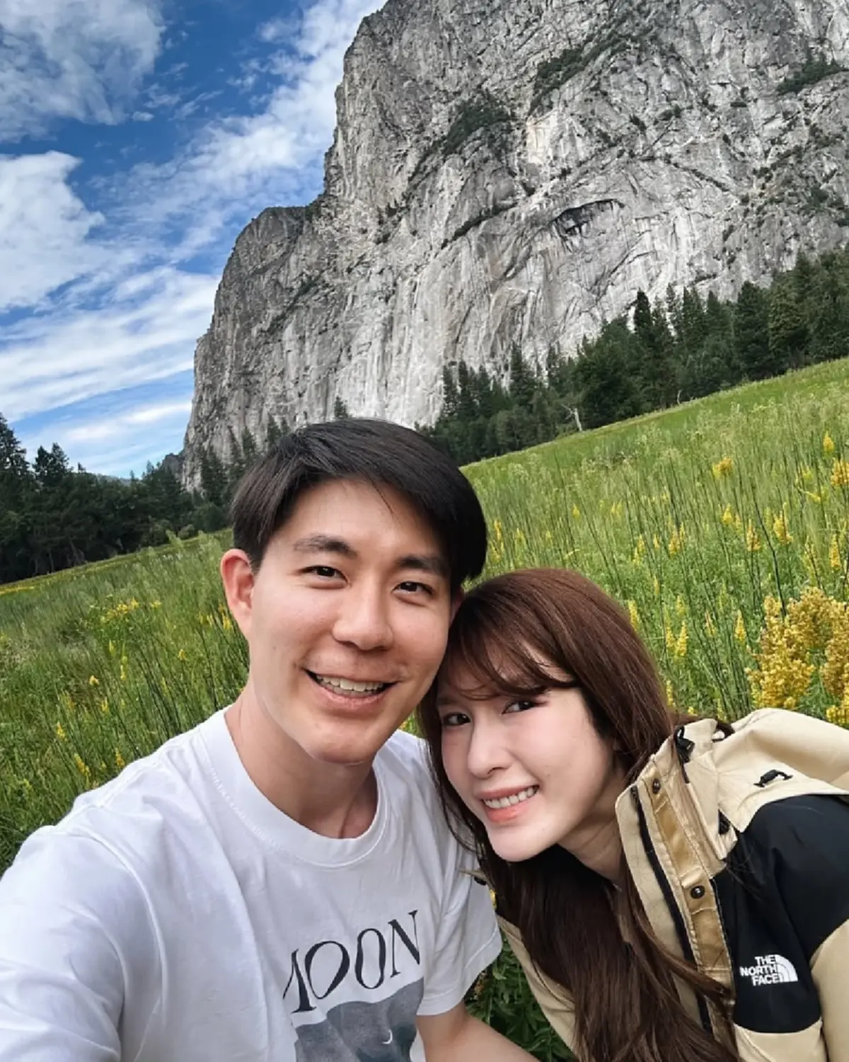 เซอร์ไพรส์ นักร้องสาวดัง ถูกแฟนหนุ่ม คุกเข่าขอแต่งงานกลางหิมะ