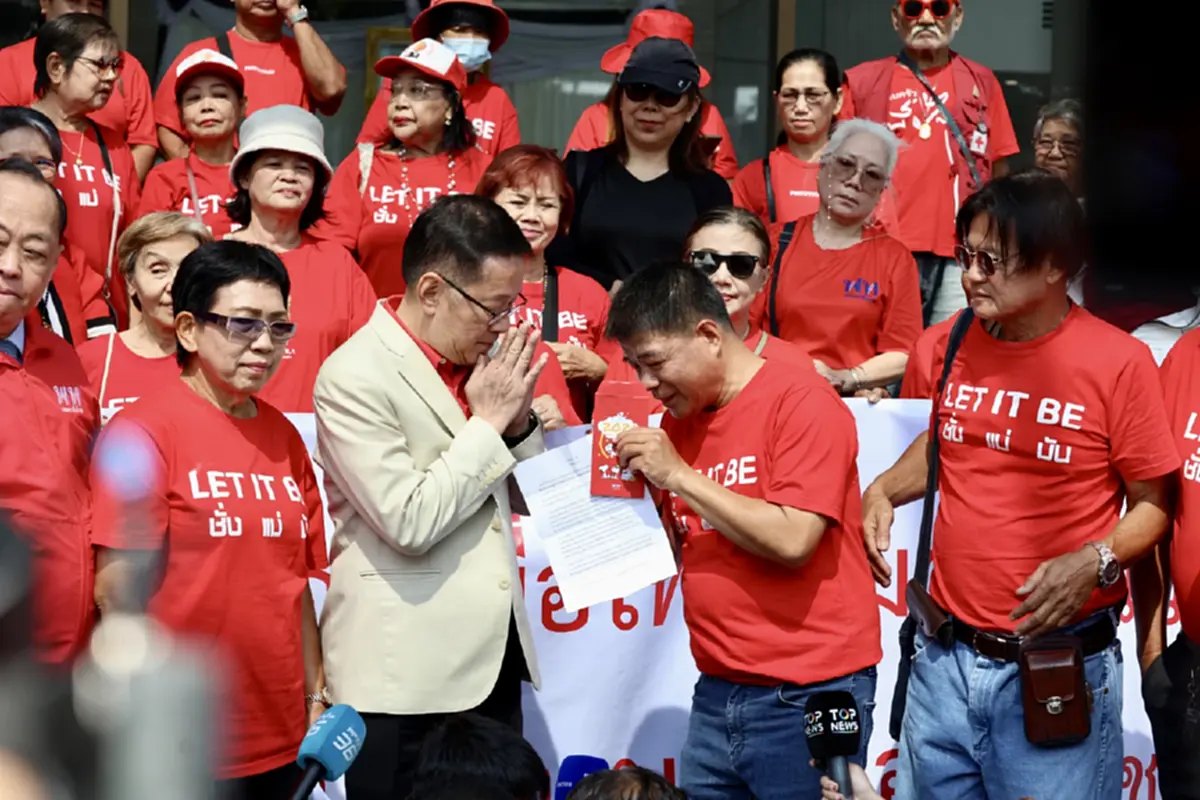 มวลชนคนเสื้อแดงรวมพลังหน้าเพื่อไทย หนุนพรรคร่วมรัฐบาลใหม่