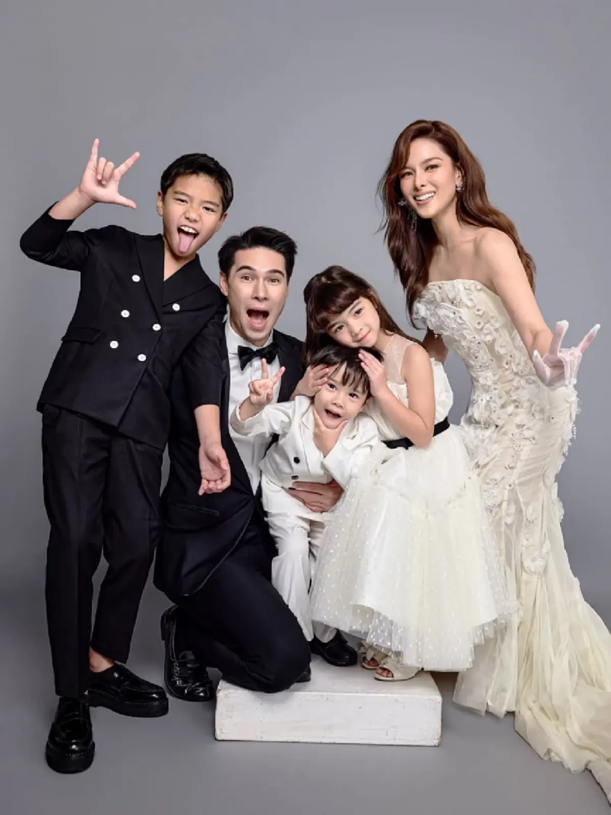 หล่อสวยยกบ้าน! ครอบครัว “แมทธิว ดีน-ลีเดีย” ถ่ายภาพพร้อมหน้าลูกๆ