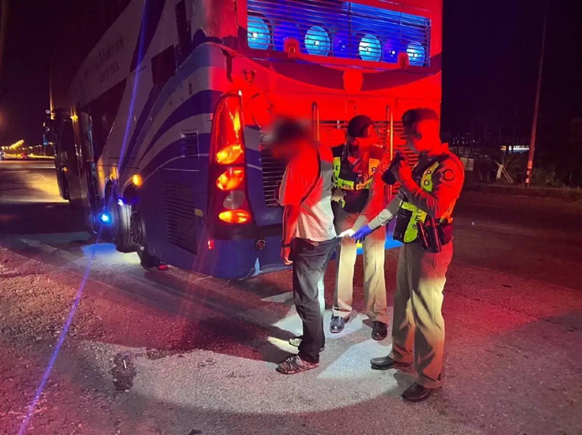 โป๊ะแตก ตรวจรถทัวร์ซิ่ง ค้นตัวคนรถเจอเต็มๆ สารภาพจัดไป 4 เม็ด