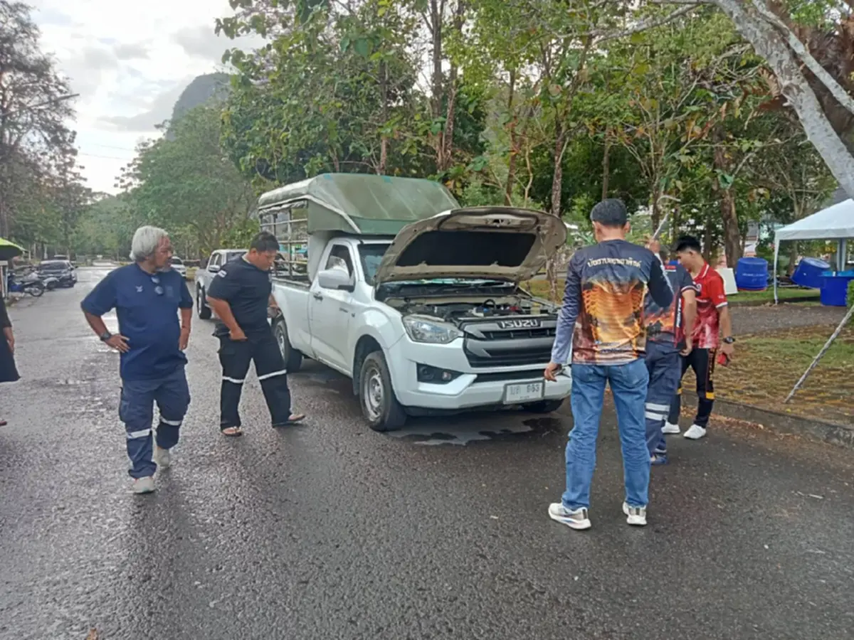 ส่องทะเบียนรถ งูจงอาง ชูคอแผ่แม่เบี้ยหราหน้ารถ 4 ชม. กว่าจะจับได้