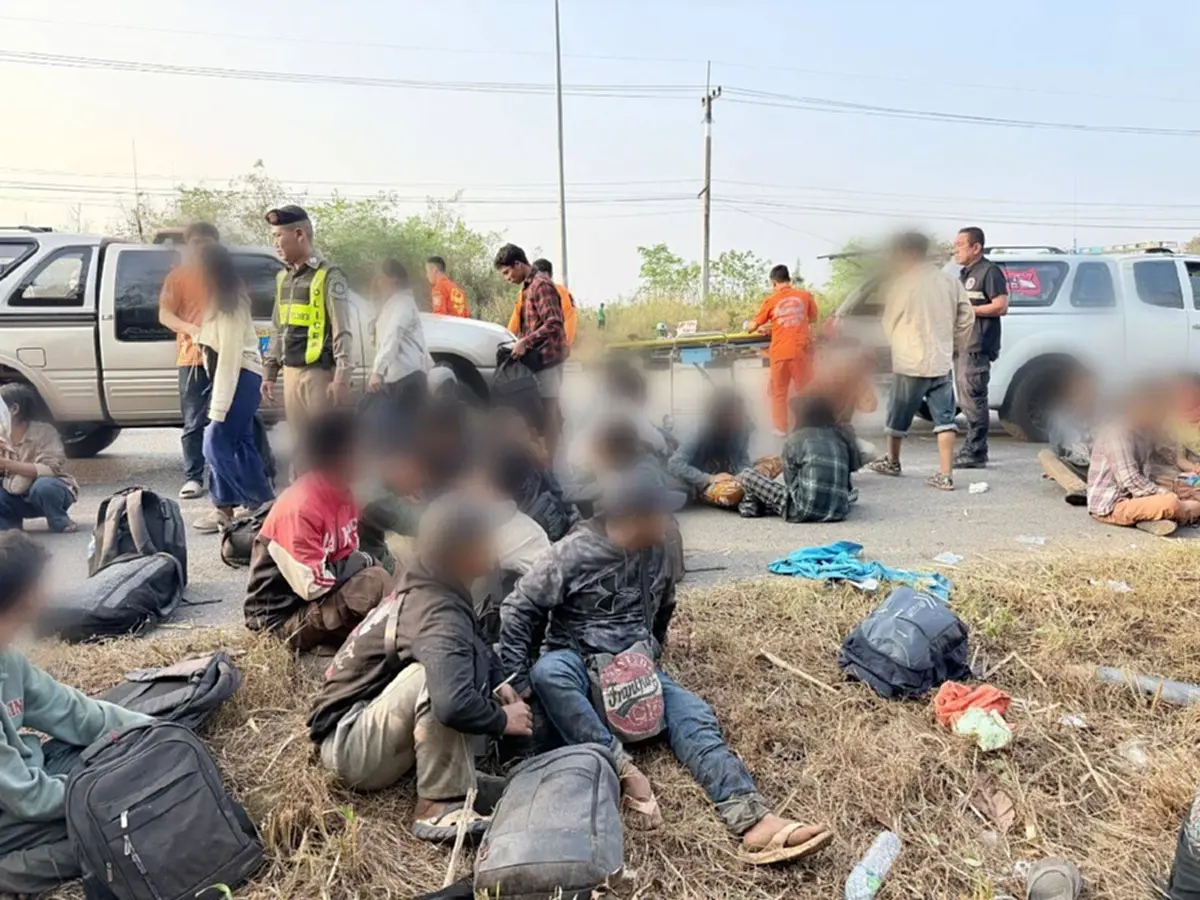 ไล่ล่าต่างด้าวแน่นกระบะ เสียหลักพลิกคว่ำ ค่าเดินทางคนละ130,000