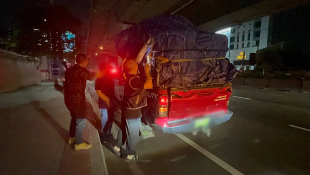 ทลายโกดังเถื่อนเมืองชลฯ ย้อมแมวขาย"ยางเก่า"ยี่ห้อดัง 2,000 เส้น