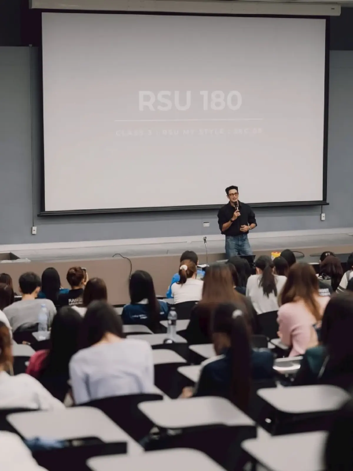 นักศึกษาฮือฮา ม.รังสิต เปิดตัวอาจารย์พิเศษ ที่เเท้พระเอกดัง