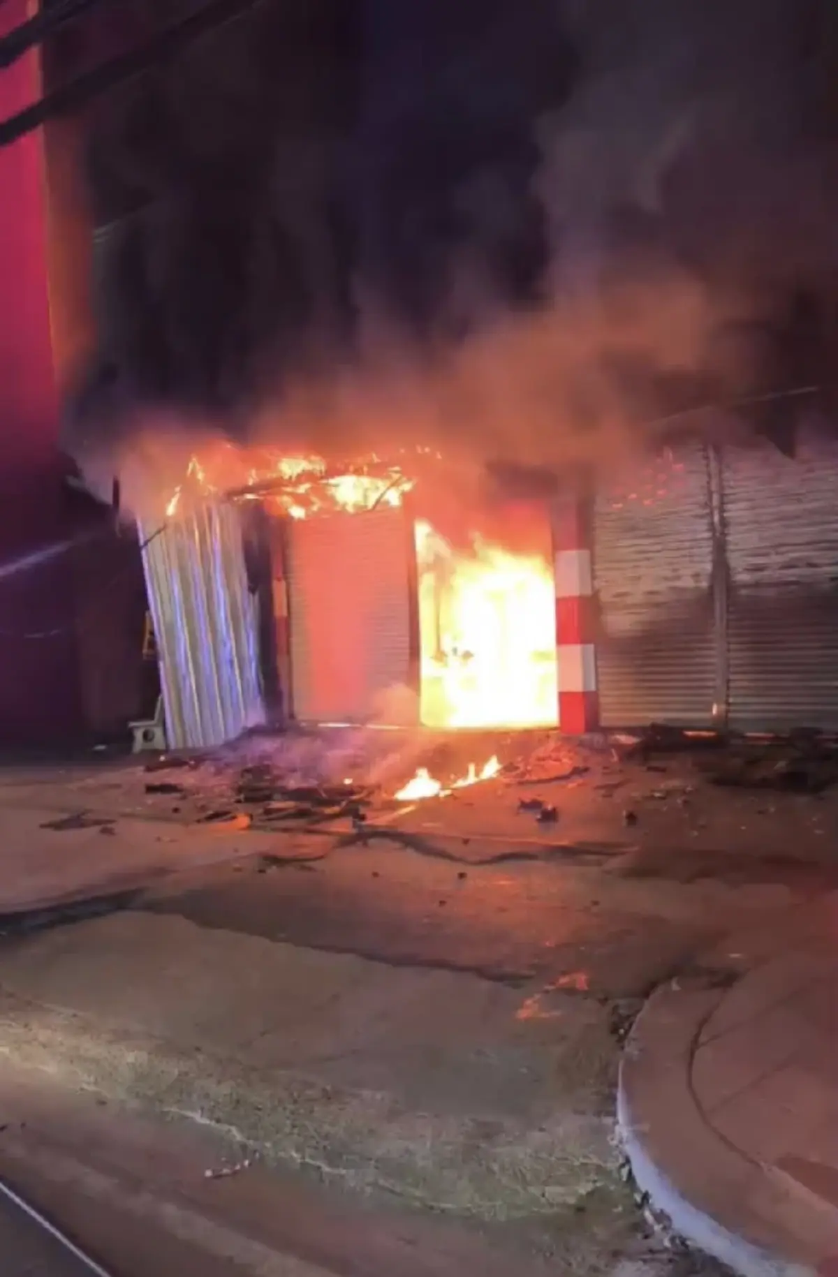 ระทึกกลางดึก ไฟไหม้ร้านยางรถยนต์ ริมถนนงามวงศ์วาน วอดทั้งหลัง